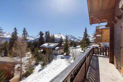 Ein allgemeiner Bergblick oder ein Berglick von des Chalets aus