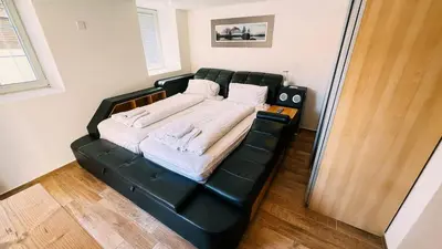 Ein Bett oder Betten in einem Zimmer der Unterkunft The Timber Studio in Brienz