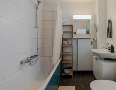 Ein Badezimmer in der Unterkunft Spacious, stylish & central apartment, Great excursions in surrounding area