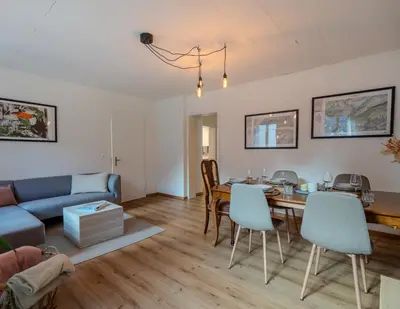 Ein Sitzbereich in der Unterkunft Spacious, stylish & central apartment, Great excursions in surrounding area