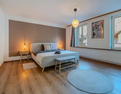 Ein Bett oder Betten in einem Zimmer der Unterkunft Spacious, stylish & central apartment, Great excursions in surrounding area