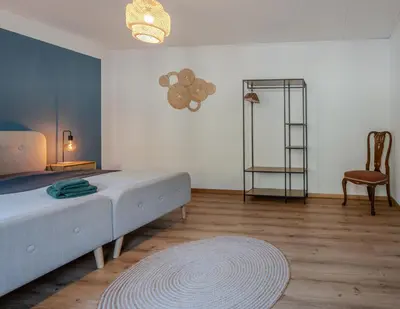 Ein Bett oder Betten in einem Zimmer der Unterkunft Spacious, stylish & central apartment, Great excursions in surrounding area