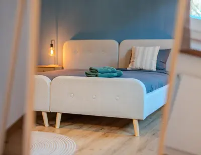 Ein Bett oder Betten in einem Zimmer der Unterkunft Spacious, stylish & central apartment, Great excursions in surrounding area