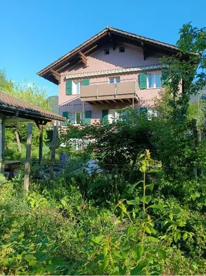 Ein Garten an der Unterkunft Swiss Alpine view apartment