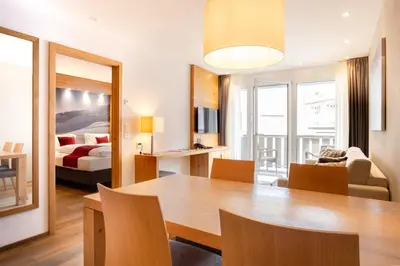 Ein Sitzbereich in der Unterkunft Apartments Crown Andermatt