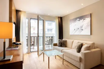 Ein Sitzbereich in der Unterkunft Apartments Crown Andermatt