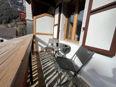 Ein Balkon oder eine Terrasse in der Unterkunft Evolène Panorama- Renovated Apartment with Dent Blanche View 2-4 persons