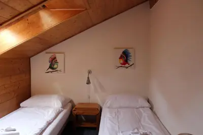 Ein Bett oder Betten in einem Zimmer der Unterkunft Zentrale Ferienwohnung in Grindelwald