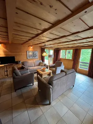 Ein Sitzbereich in der Unterkunft Chalet Karin