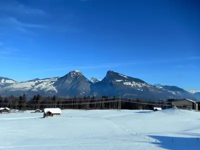Ein allgemeiner Bergblick oder ein Berglick von der Ferienwohnung aus