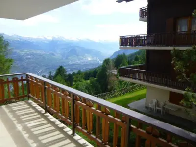 Ein allgemeiner Bergblick oder ein Berglick von der Ferienwohnung aus