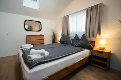 Ein Bett oder Betten in einem Zimmer der Unterkunft Lakeside Barn Apartment near Interlaken