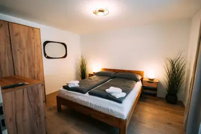 Ein Bett oder Betten in einem Zimmer der Unterkunft Lakeside Barn Apartment near Interlaken