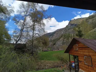 Ein allgemeiner Bergblick oder ein Berglick von des Chalets aus