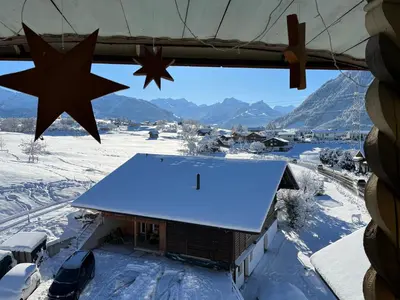 Ein allgemeiner Bergblick oder ein Berglick von der Ferienwohnung aus