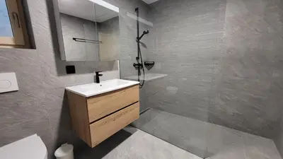 Ein Badezimmer in der Unterkunft Lauchernalp - Neue Ferienwohnung ENYA