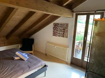 Ein Bett oder Betten in einem Zimmer der Unterkunft Lauterbrunnen Staubbach Amazing Waterfall View