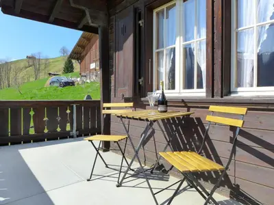 Das Gebäude in dem sich das Ferienhaus befindet