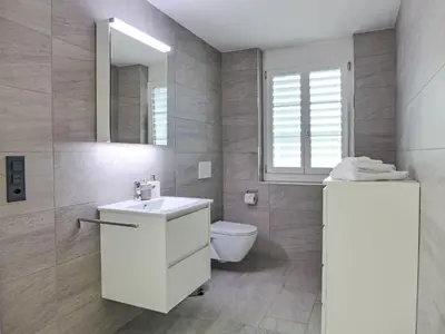 Ein Badezimmer in der Unterkunft Apartment Huus Chloster- Apt Niesen by Interhome