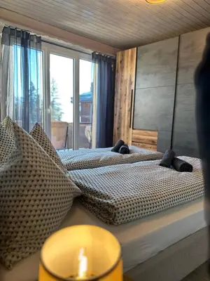 Ein Bett oder Betten in einem Zimmer der Unterkunft CapoBnB SKI und Alpenpanorama im Wallis, Wandern