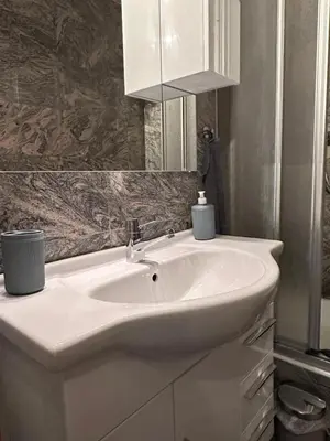 Ein Badezimmer in der Unterkunft CapoBnB SKI und Alpenpanorama im Wallis, Wandern
