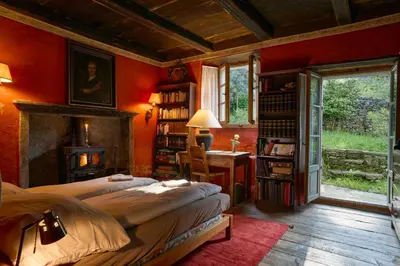 Ein Bett oder Betten in einem Zimmer der Unterkunft Wild Valley Secret Villa in Valle Onsernone