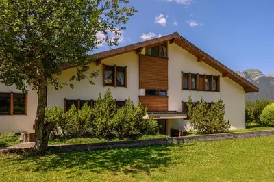 Ein Garten an der Unterkunft Chalet Primula 3