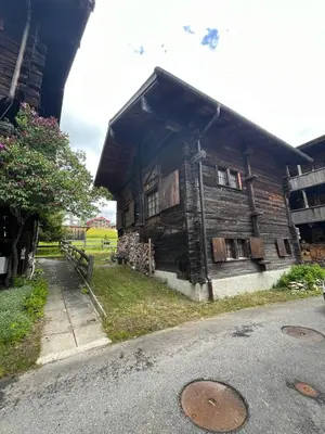 Das Gebäude in dem sich das Chalet befindet