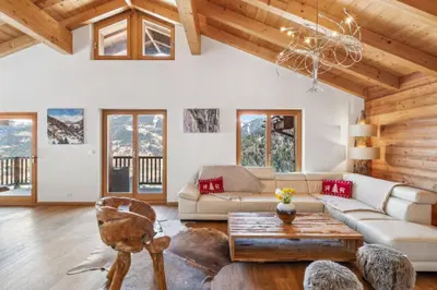 Ein Sitzbereich in der Unterkunft Chalet White Peak by Miggins