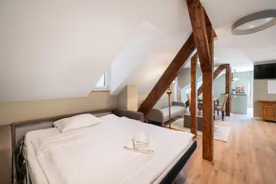 Ein Bett oder Betten in einem Zimmer der Unterkunft BetweenTheLakes Penthouse