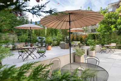 Ein Garten an der Unterkunft BetweenTheLakes Penthouse