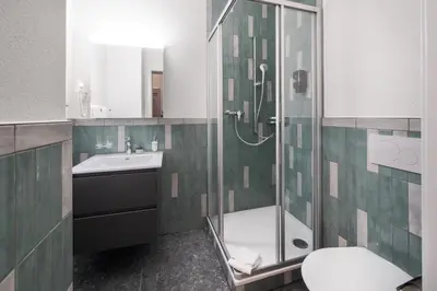Ein Badezimmer in der Unterkunft BetweenLakes Apartment ground fl
