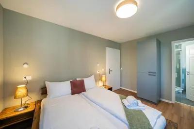 Ein Bett oder Betten in einem Zimmer der Unterkunft BetweenLakes Studio 1st floor east