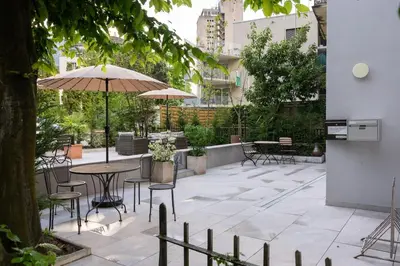 Ein Garten an der Unterkunft BetweenLakes Studio 1st floor east