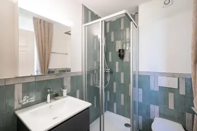 Ein Badezimmer in der Unterkunft BetweenLakes Studio 1st floor east