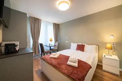Ein Bett oder Betten in einem Zimmer der Unterkunft BetweenLakes Studio 1st flr west