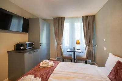 Ein Bett oder Betten in einem Zimmer der Unterkunft BetweenLakes Studio 1st flr west