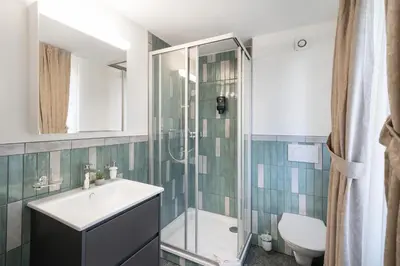 Ein Badezimmer in der Unterkunft BetweenLakes Studio 2nd floor