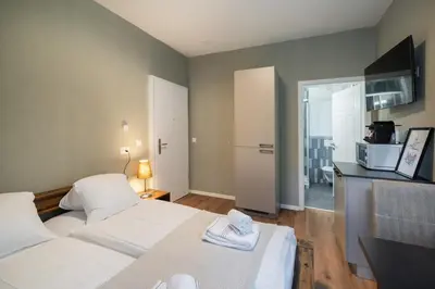 Ein Bett oder Betten in einem Zimmer der Unterkunft BetweenLakes Studio grd floor east
