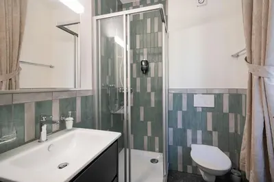 Ein Badezimmer in der Unterkunft BetweenLakes Studio grd floor east