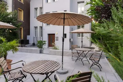 Ein Garten an der Unterkunft BetweenLakes Studio grd floor east