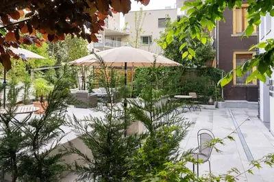 Ein Garten an der Unterkunft BetweenLakes Studio ground floor west