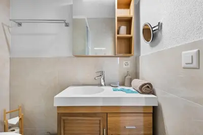 Ein Badezimmer in der Unterkunft La Capsule - Studio avec vue panoramique