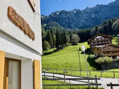 Ein allgemeiner Bergblick oder ein Berglick von der Ferienwohnung aus