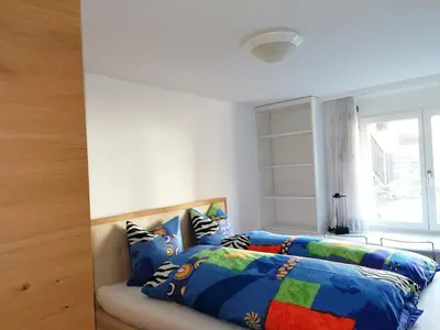 Ein Bett oder Betten in einem Zimmer der Unterkunft Great apartment with visual contact to Alpin Express