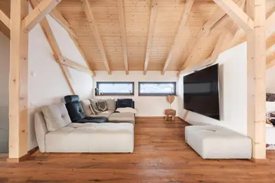 Ein Sitzbereich in der Unterkunft Luxury chalet with panoramic views, sauna, hot tub & cinema