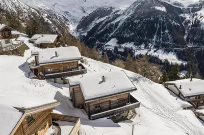 Chalet mit Sauna an der Piste im Winter