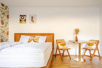 Ein Bett oder Betten in einem Zimmer der Unterkunft Cozy central apartment at a fantastic price!