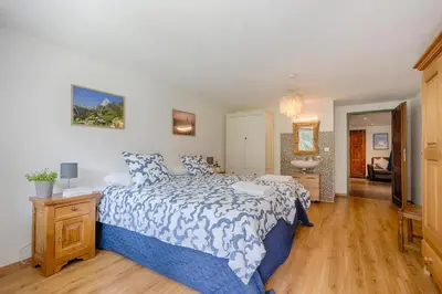 Ein Bett oder Betten in einem Zimmer der Unterkunft Riverside Apartment