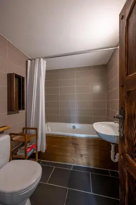 Ein Badezimmer in der Unterkunft Riverside Apartment